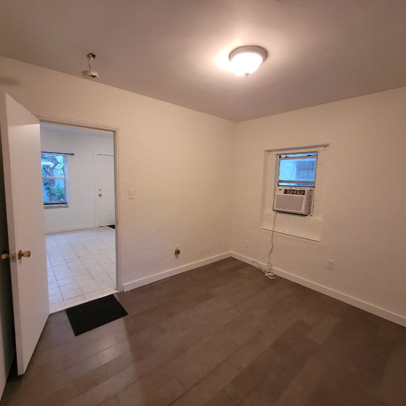 Building Photo - 1068 NW 31st St