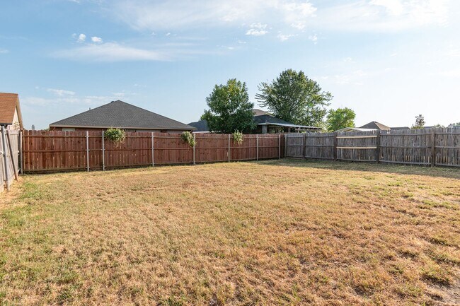 Building Photo - Spacious Three Bedroom Home!!