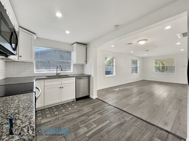 Building Photo - 1716 W Nassau St