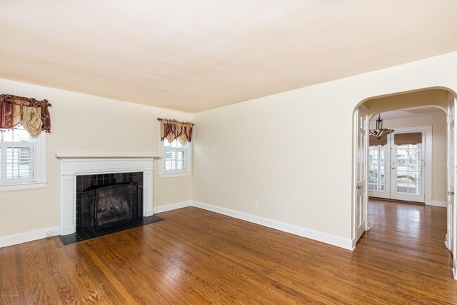 Building Photo - 4016 Hillsboro Rd