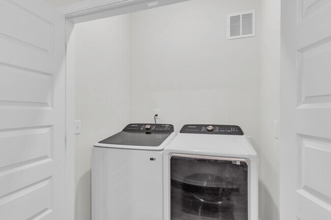 Building Photo - ***MOVE-IN SPECIAL*** $500 OFF OF YOUR FIR...