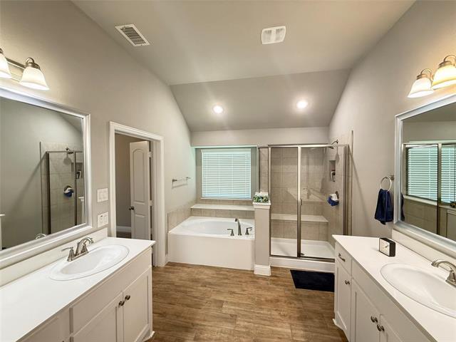 Building Photo - 210 Jacaranda Dr