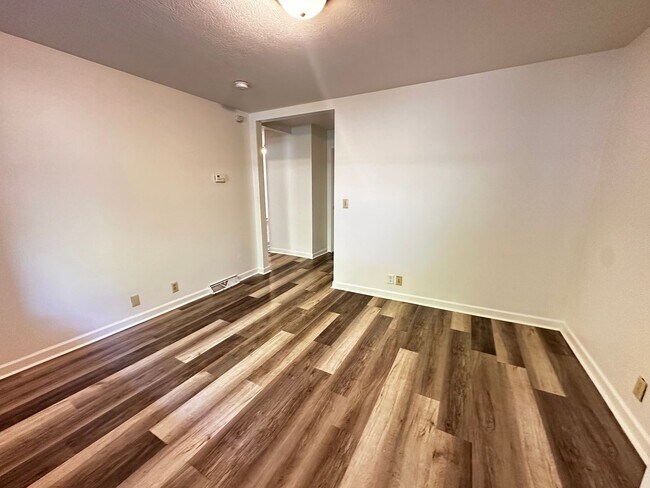 Building Photo - Spacious & Updated 2-Bedroom Apartment