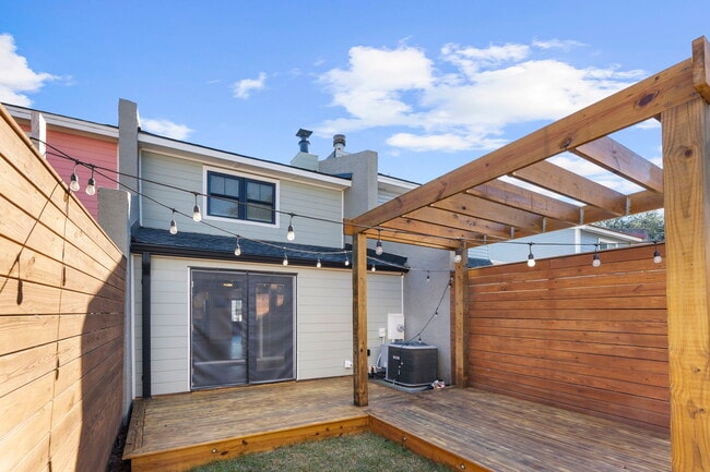 Building Photo - 706 Nora Ln