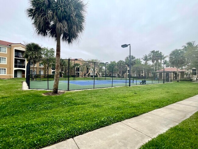 Building Photo - 8010 N Nob Hill Rd