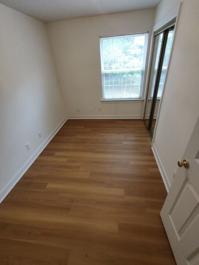 Building Photo - NEWLY RENOVATED 4 Bed/2 Bath with Communit...