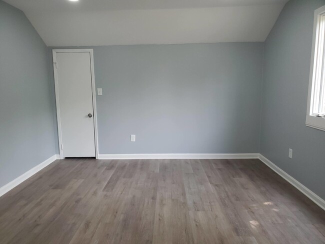 Building Photo - 1/2 off 1st months Rent move in special!!!...