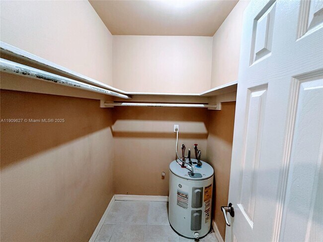 Building Photo - 2424 SE 17th St