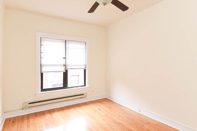 Building Photo - 834 W Waveland Ave