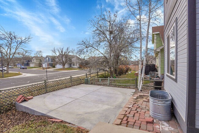 Building Photo - 5 bedroom, 3 1/2 bath home with attached 2 car garage