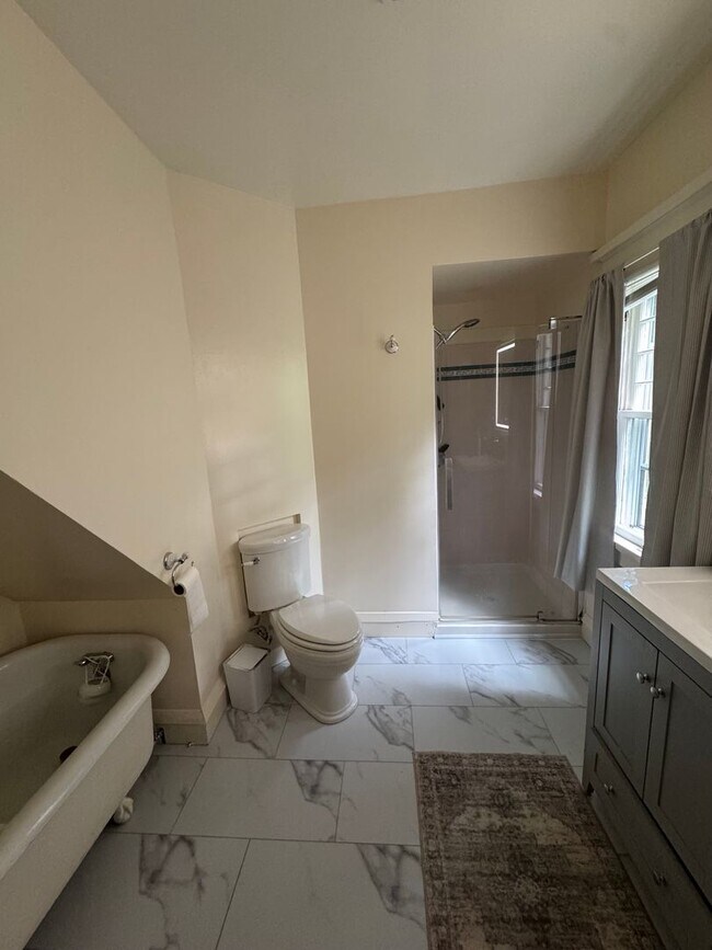 Building Photo - Beautiful Classic 4+ Bedroom 3,800 Sq. Ft....