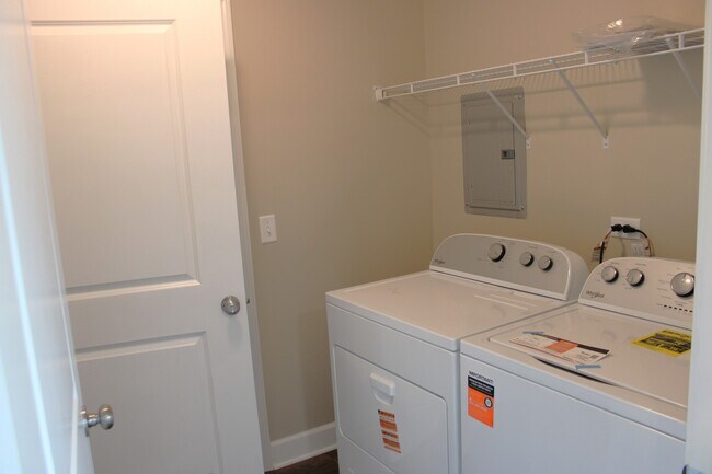 Building Photo - 520 Carriage Ct