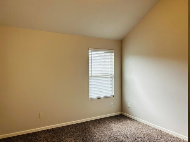 Building Photo - Beautiful 4 bedroom, 2.5 bathroom home In ...
