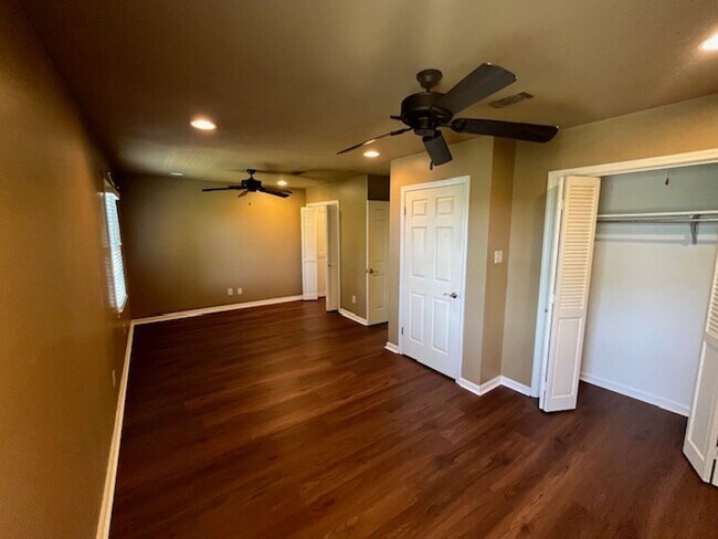 Building Photo - Elegant Colonial Style 2 Bedroom 2 and a half Bathroom Townhome in Little Rock