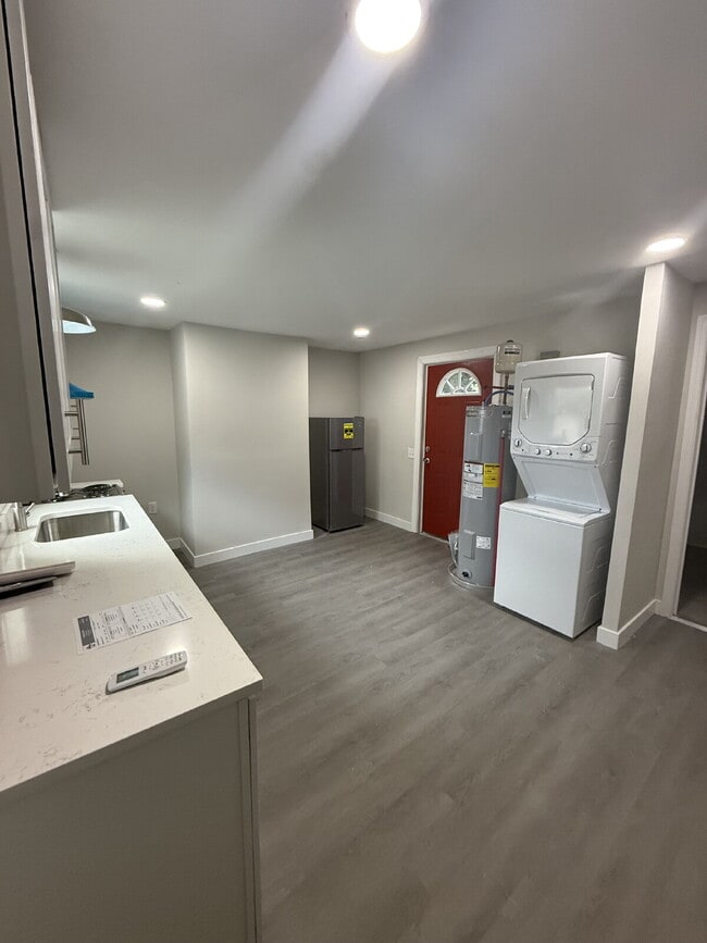 Building Photo - Updated One Bedroom in the heart of Lynchburg