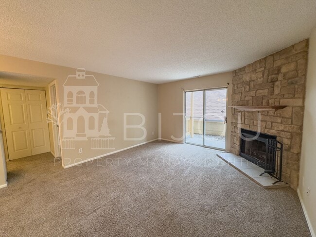Building Photo - Beautiful 2 Bed, 2 Bath