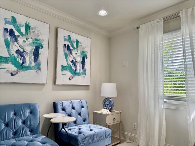 Building Photo - 1010 NE 8th Ave