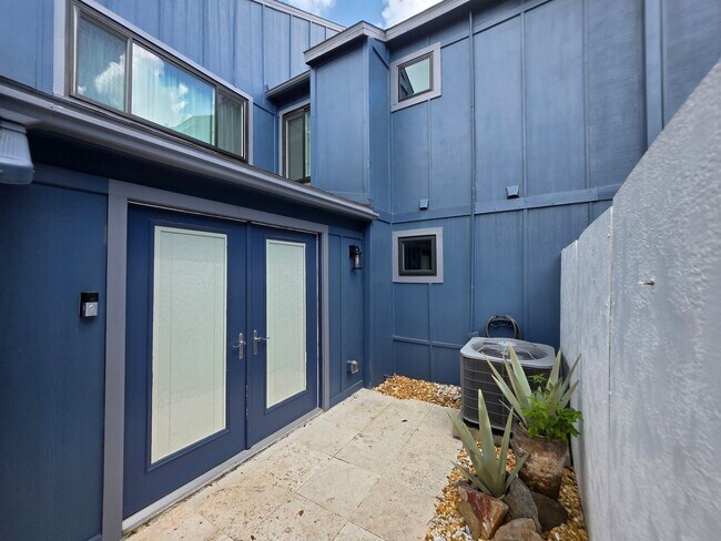 Building Photo - Spacious Townhome in The Trails