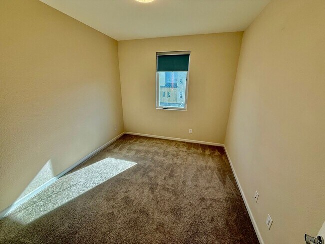 Building Photo - 4BD/3.5B Home in Dublin's Boulevard Community, a Stone's Throw Away From Persimmon and Hacienda!