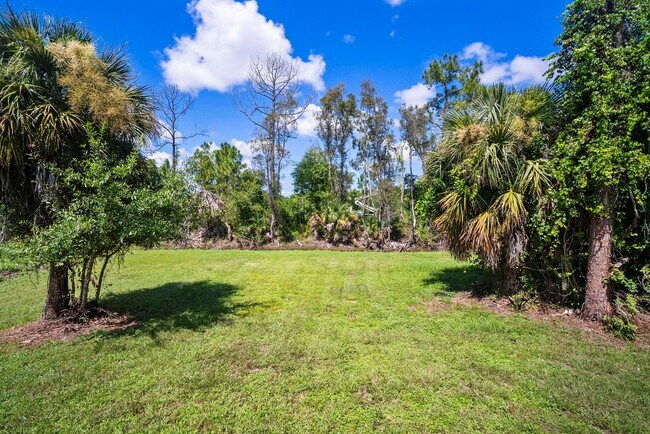 Building Photo - Beautiful 3 bedrooms+ DEN 2 bathrooms sing...