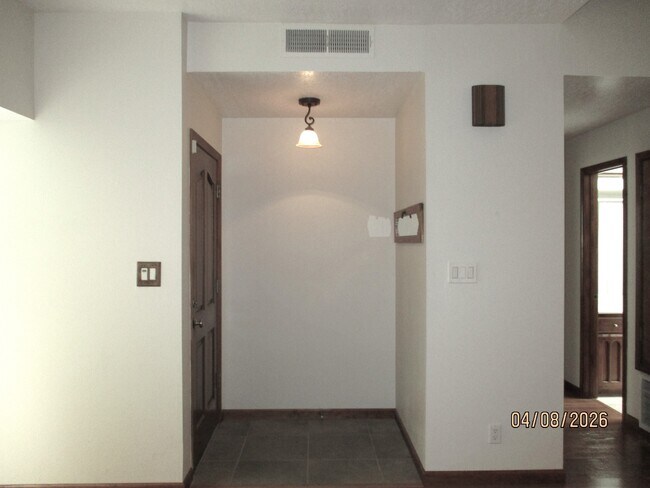 Building Photo - 10409 Camino Del Oso NE