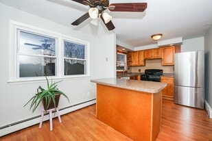 Building Photo - 142 Maple Ave