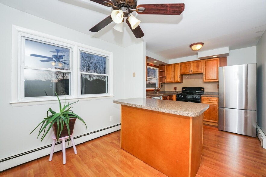 Eat in Kitchen/ breakfast bar - 142 Maple Ave