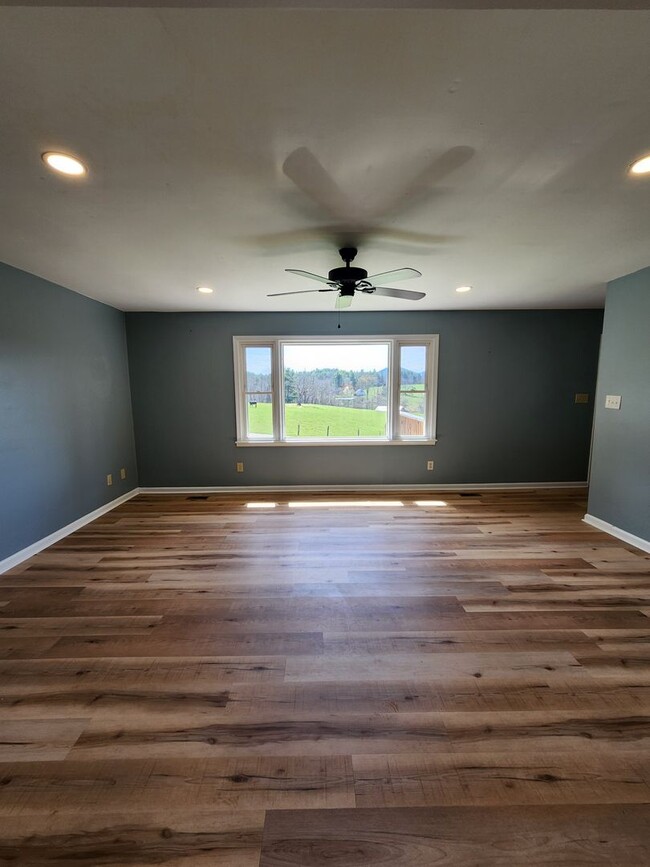 Building Photo - Large Brick Ranch-Rental