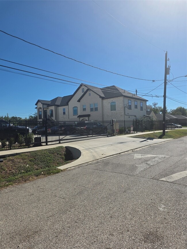 Building Photo - 7823 Gladstone St