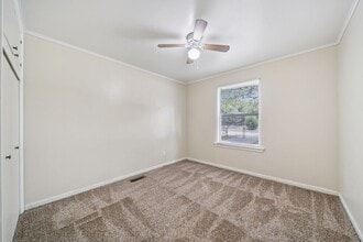Building Photo - Cute Duplex Corner Lot Fenced Yard