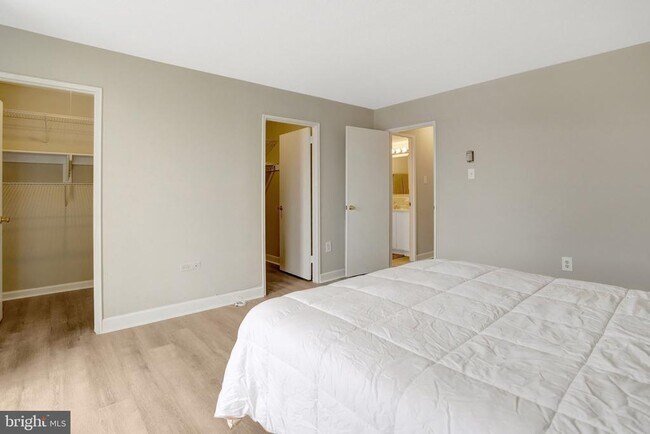 Building Photo - 4600 S Four Mile Run Dr