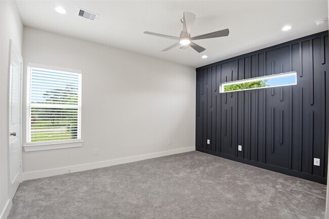 Building Photo - 727 S Victory Dr