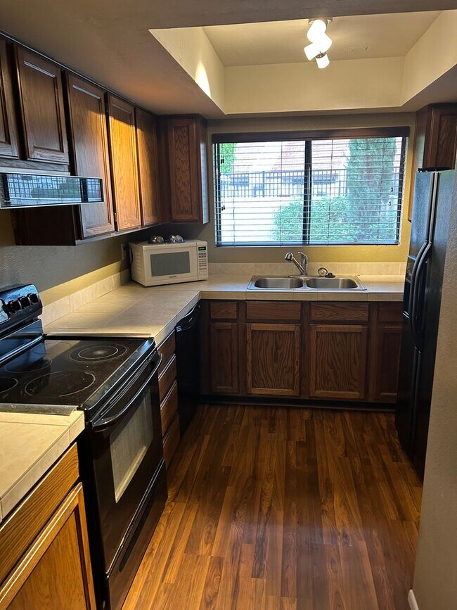 Building Photo - 2 bed + Bonus Room/Loft and 2 car garage