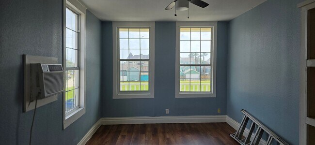 Building Photo - 1408 The Strand