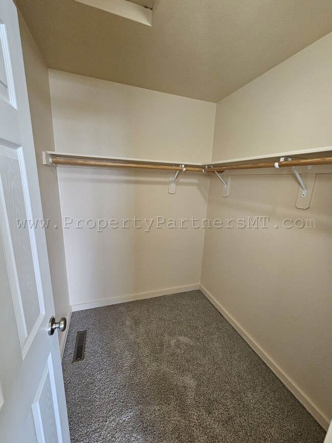 Building Photo - Very Nice - 3 Bed 2.5 Bath Townhouse