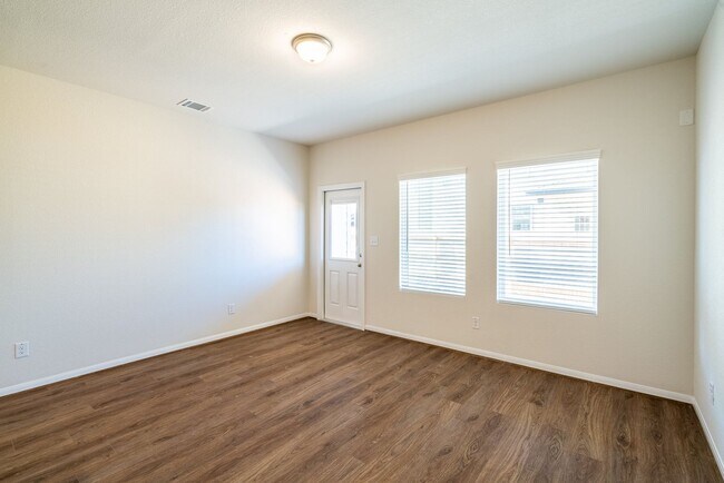 Building Photo - 612 LT Rusty Dr