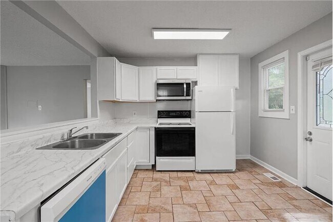 Building Photo - 806 Crestline Rd NW