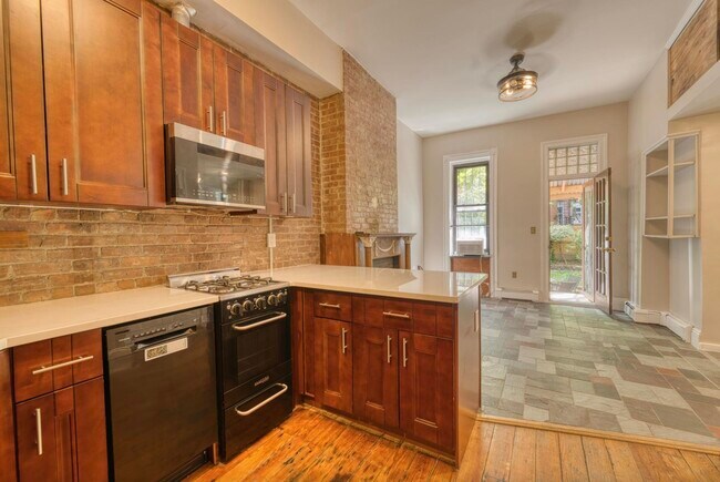 Building Photo - 167 Christopher Columbus Dr