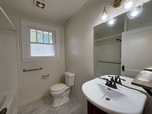 Building Photo - Pensacola - East Hill - 3 bedroom, 1 bathroom