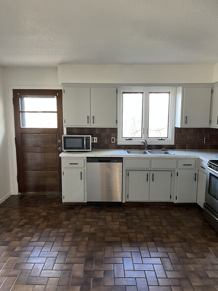 Building Photo - 127 Hillview Ln