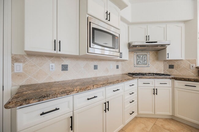 Building Photo - Luxury Home located in Henderson