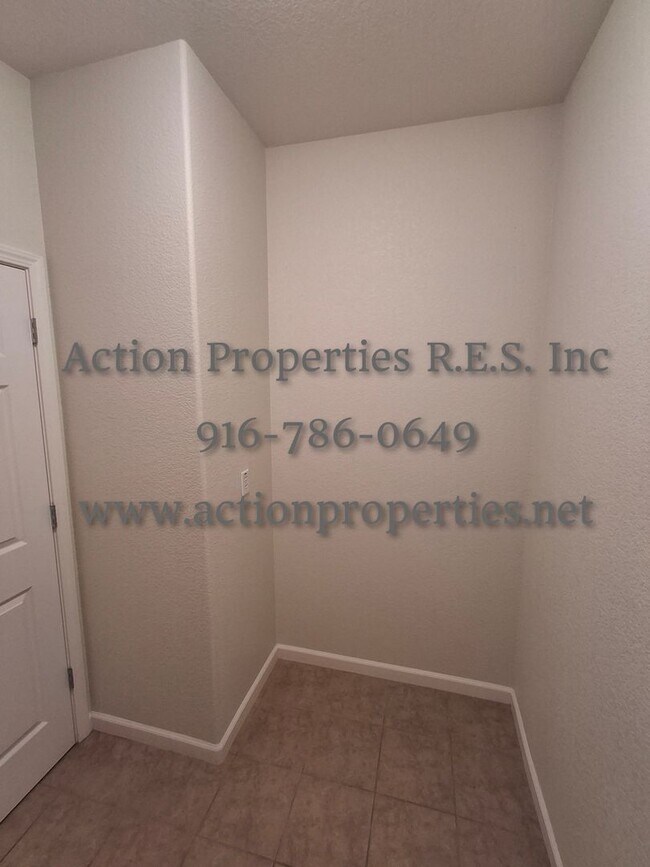 Building Photo - 2308 Las Palomas Loop