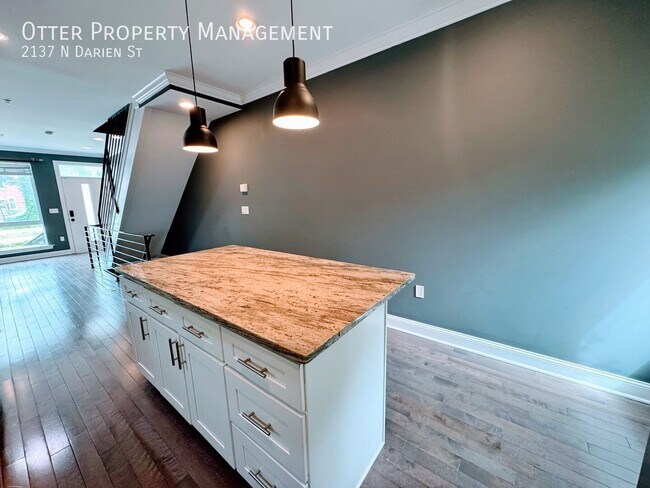 Building Photo - 2137 N Darien St