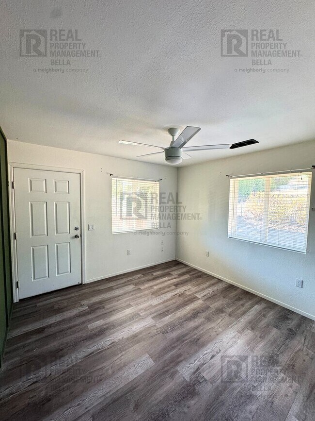 Building Photo - Spacious 2-Bedroom Home on Expansive Lot i...