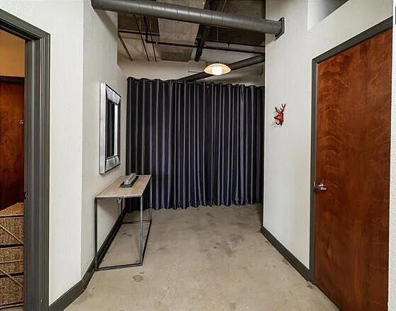 Spacious Foyer - 1535 Walnut St