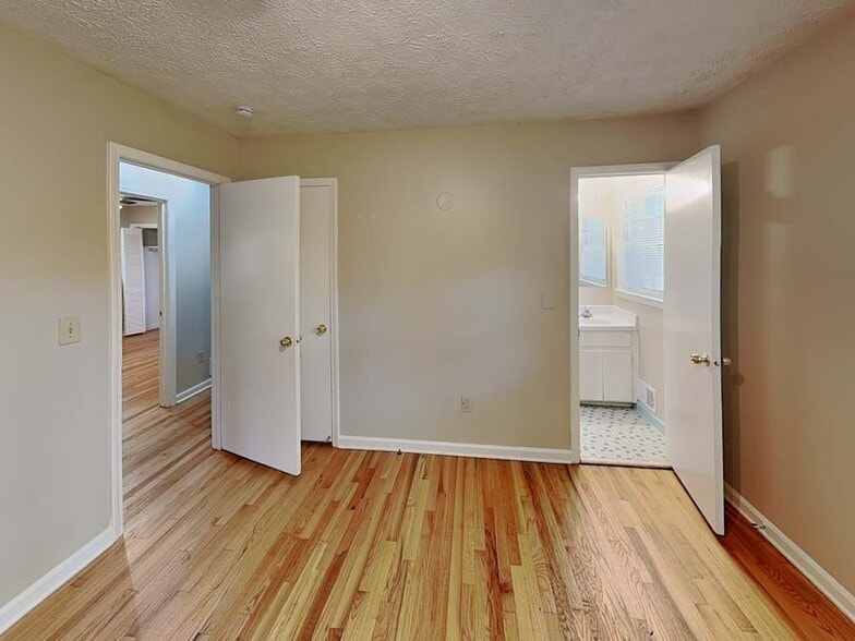 Building Photo - 5676 Crestwood Dr SW