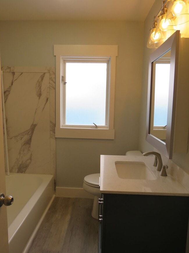 Building Photo - 3 Bedroom (1 non-egress) / 1 Car Garage located near the hospitals and colleges!