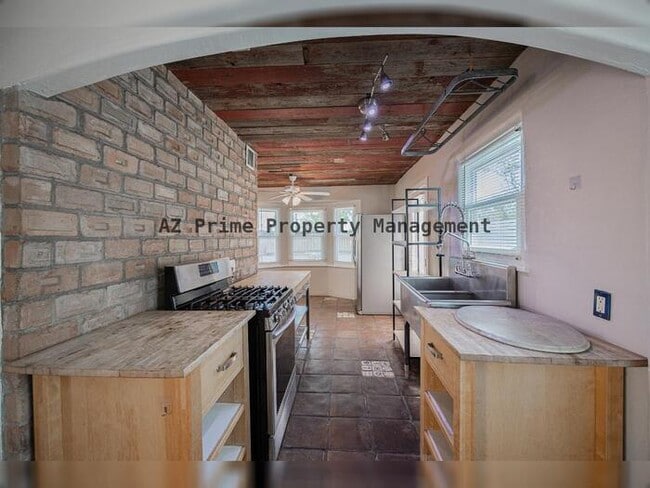 Building Photo - 1429 E Palm Ln