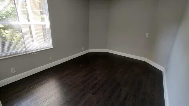 Building Photo - 675 Maplewood Ct