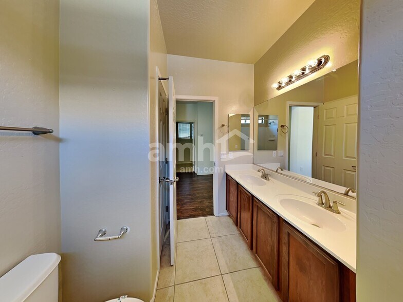 Building Photo - 5339 W Chisum Trl